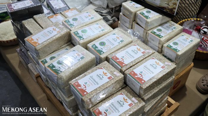  Gian hàng giới thiệu các sản phẩm gạo nếp đặc sản của Lào. Ảnh: Thu Thảo/Mekong ASEAN. 