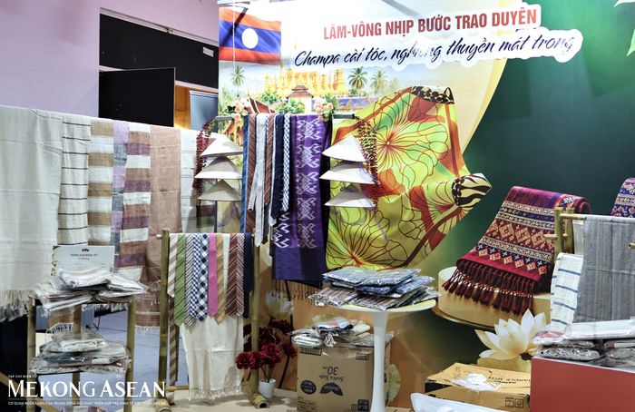  Gian hàng trưng bày các sản phẩm thủ công Lào. Ảnh: Thu Thảo/Mekong ASEAN. 
