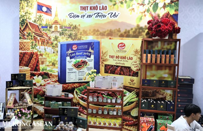  Gian hàng trưng bày và giới thiệu sản phẩm thịt khô Lào. Ảnh: Thu Thảo/Mekong ASEAN. 
