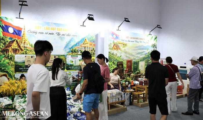  Sự kiện thu hút rất nhiều người dân và du khách đến thăm quan, mua sắm. Ảnh: Thu Thảo/Mekong ASEAN. 