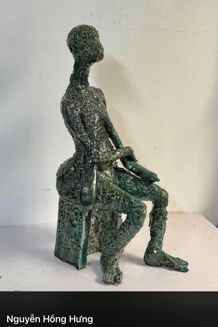 Tác phẩm “Người mẹ” của điêu khắc gia Nguyễn Hồng Hưng, chất liệu ceramics, kích thước 24x36x73cm. Hình tượng người mẹ được thể hiện qua một cấu trúc tạo hình giàu biểu cảm.
