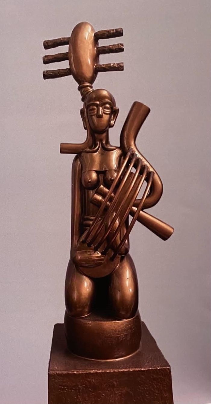 “Giai điệu dân ca” của Thiền Zen (Paul Vân Thuyết), chất liệu đồng đúc nguyên khối, cao 90cm. Hình thể và nhạc cụ được cách điệu trong một cấu trúc tạo hình gợi liên tưởng đến sự gặp gỡ giữa âm nhạc và điêu khắc.