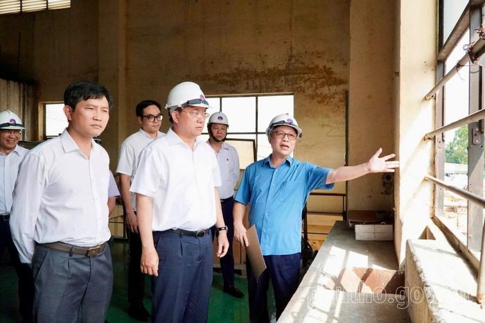 Chủ tịch UBND tỉnh Phú Thọ Trần Duy Đông kiểm tra thực tế tại Công ty Cổ phần Giấy Việt Trì