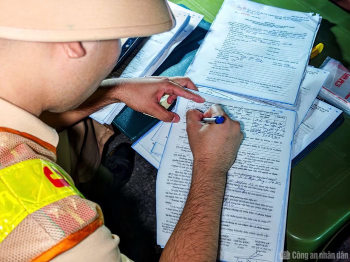 CSGT lập biên bản xử phạt các trường hợp vi phạm.