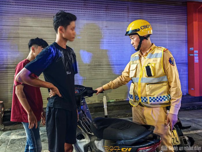 Các trường hợp vi phạm được lực lượng CSGT kiểm tra, lập biên bản xử lý.