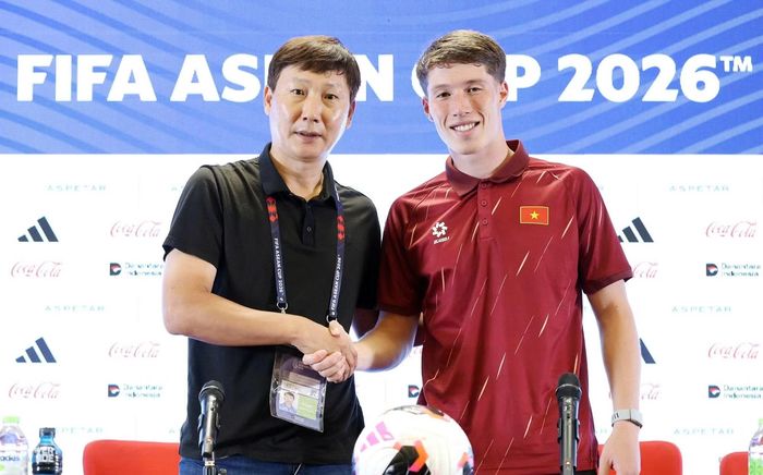 HLV Kim Sang Sik và cầu thủ Williams Minh Hoàng. Ảnh: VFF.