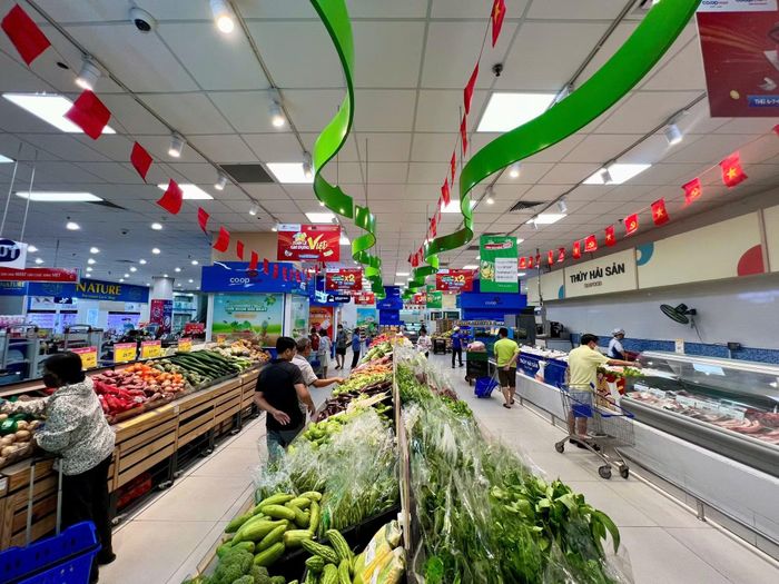 Khu vực dịch vụ, hoạt động thương mại, vận tải, du lịch và các dịch vụ phục vụ đời sống tiếp tục tăng trưởng tích cực.