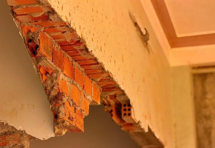 Sạt lở đất ảnh hưởng tới nhiều hộ dân tại đồi Trảng Bằng tới nay vẫn chưa sửa chữa.
