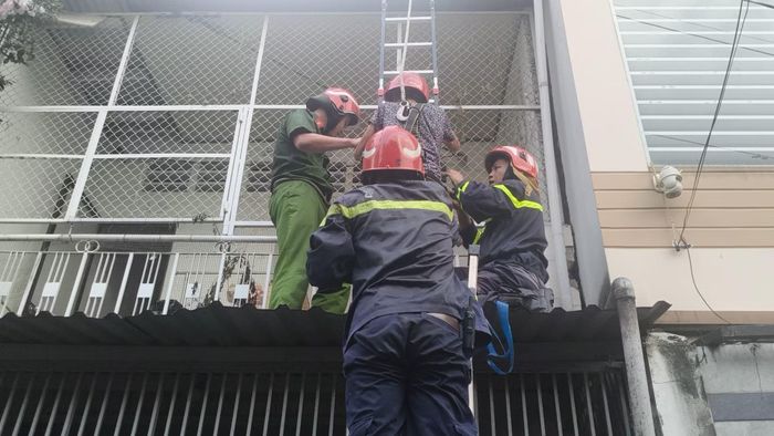 Cảnh sát CNCH tiếp cận căn nhà trên đường Trường Sa xảy ra sự cố để giải cứu những người bị mắc kẹt.
