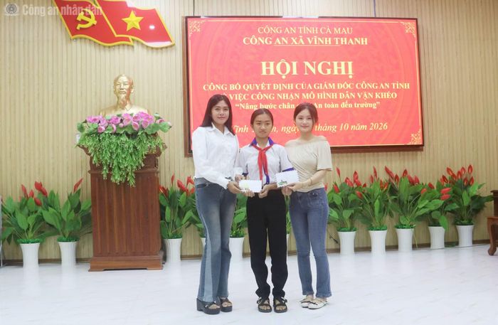 Tại hội nghị công bố mô hình, nhà hảo tâm và KOL đã trao quà hỗ trợ em Mai.