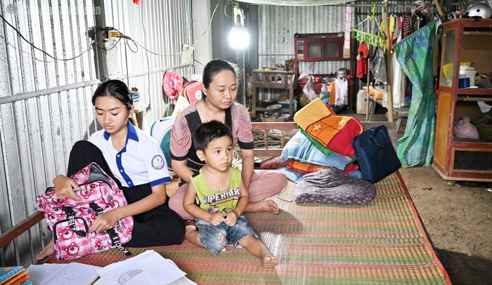 Chiếc giường ngủ của 3 mẹ con cũng là nơi học tập của Mai.