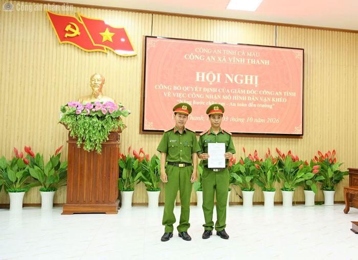 Thừa uỷ quyền của Giám đốc Công an tỉnh, Trung tá Trần Trung Kiên, Phó Trưởng Công an xã Vĩnh Thanh trao quyết định cho Đại uý Lê Minh Vịnh người khởi xướng mô hình.