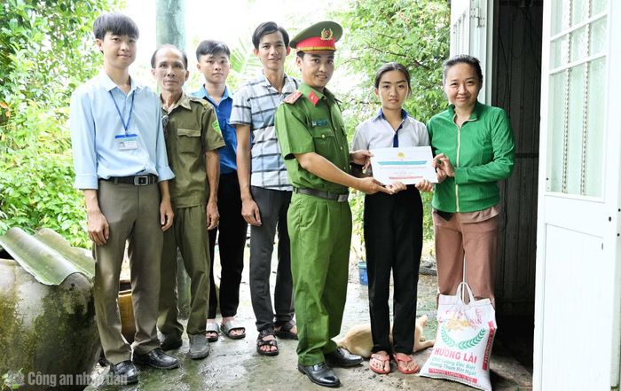Công an xã Vĩnh Thanh và nhà trường đến trao quà hỗ trợ hàng tháng cho em Mai.