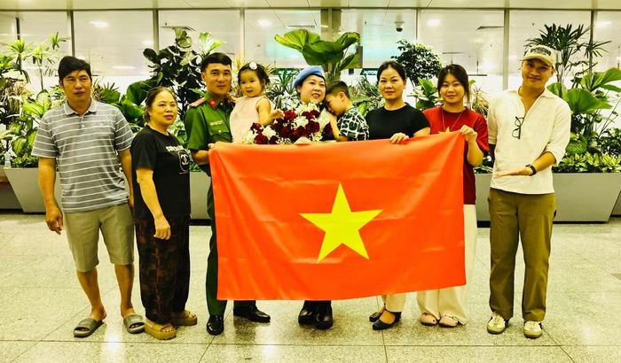 Đại uý Nguyễn Lan Anh bên gia đình trước lúc lên đường tới Cộng hoà Trung Phi.