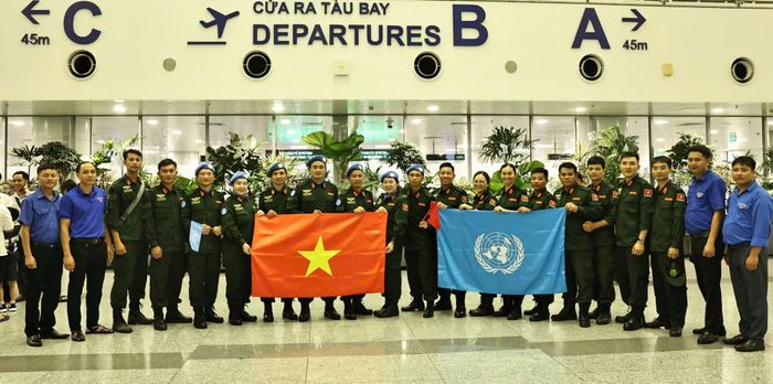 Lãnh đạo, cán bộ chiến sĩ Văn phòng Thường trực cùng Tổ công tác số 10 tại sân bay quốc tế Nội Bài.