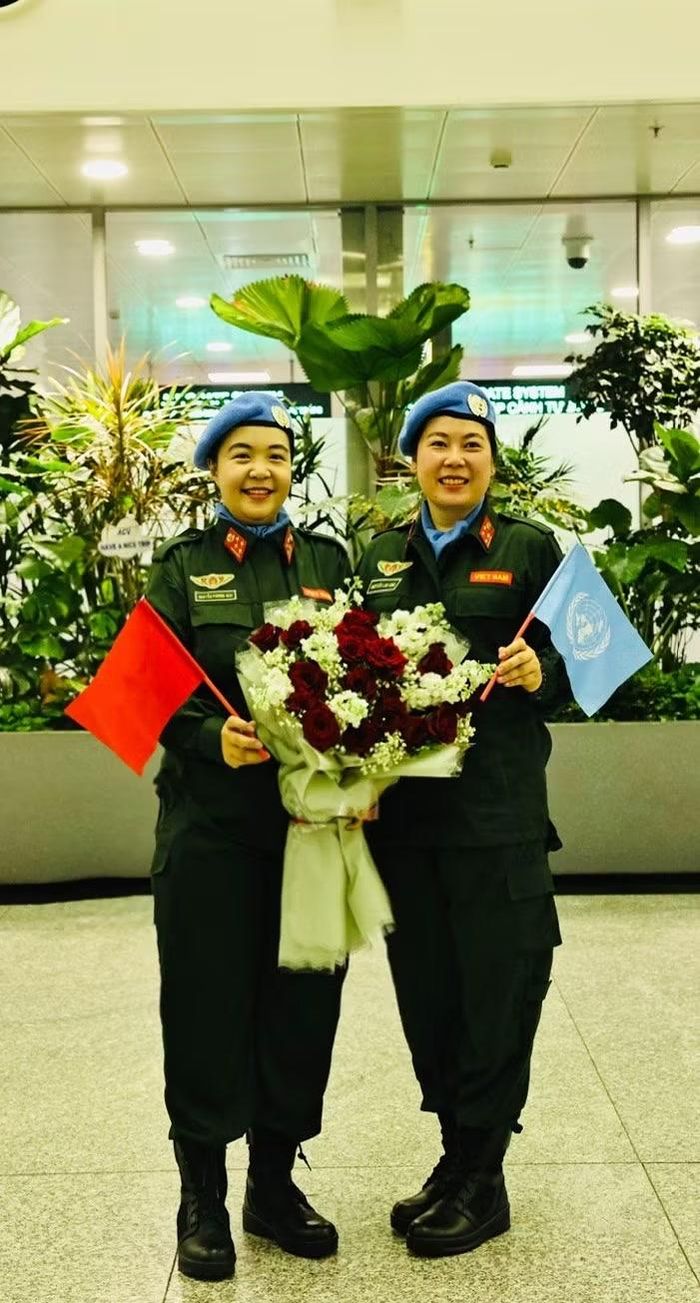 Đại uý Nguyễn Phương Mai (trái) và Đại uý Nguyễn Lan Anh là hai nữ sĩ quan của Tổ công tác số 10.