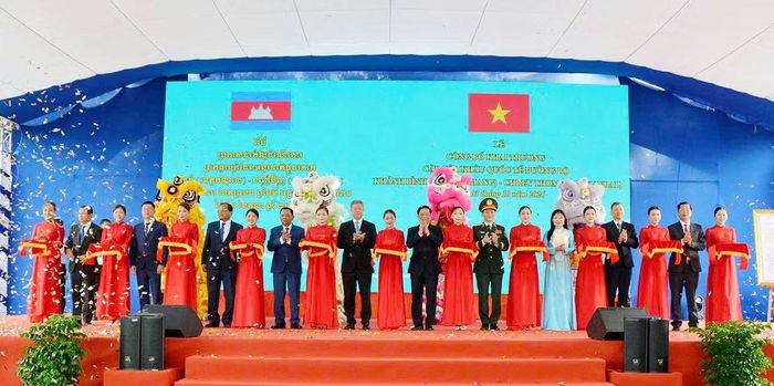 Các đại biểu thực hiện nghi thức cắt băng khai trương cặp Cửa khẩu quốc tế đường bộ Khánh Bình – Chrey Thom.