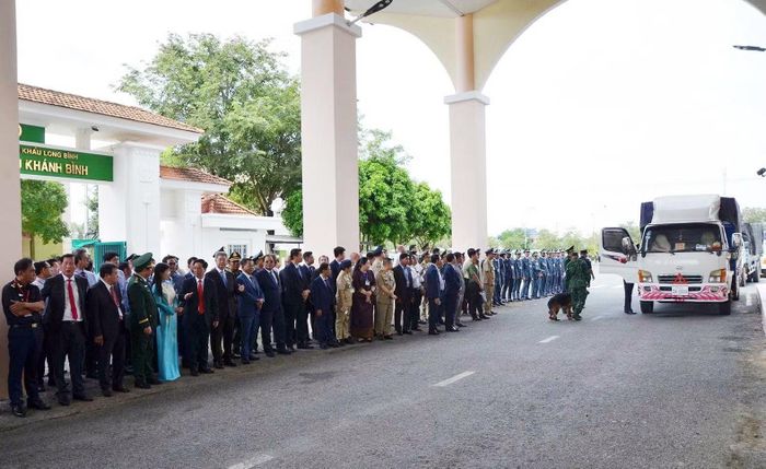 Các đại biểu chứng kiến thông quan phương tiện chở hàng hóa qua cặp Cửa khẩu quốc tế đường bộ Khánh Bình – Chrey Thom.