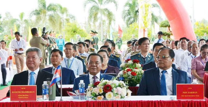 Các đại biểu dự Lễ công bố khai trương cặp Cửa khẩu quốc tế đường bộ Khánh Bình – Chrey Thom.