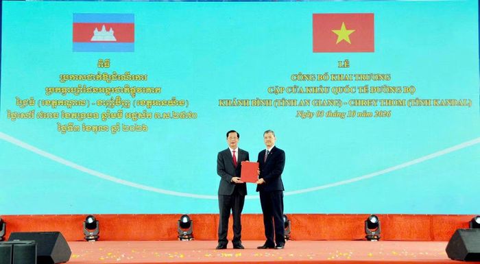Đồng chí Nguyễn Hoàng Hải, Phó Chủ nhiệm Ủy ban Biên giới quốc gia - Bộ Ngoại giao trao Nghị quyết của Chính phủ về việc phê duyệt nâng cấp Cửa khẩu chính Khánh Bình lên Cửa khẩu quốc tế đường bộ Khánh Bình cho đồng chí Lê Văn Phước, Phó Chủ tịch UBND tỉnh An Giang.