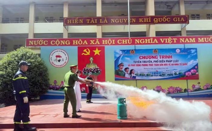 Hướng dẫn kỹ năng chữa cháy cho học sinh Trường THPT chuyên Nguyễn Tất Thành, phường Kon Tum.