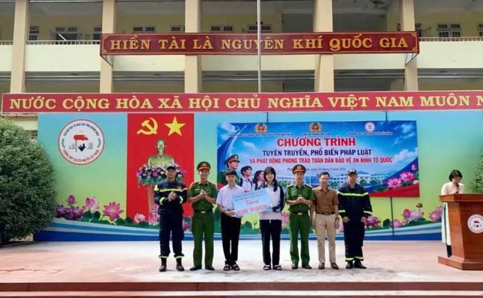Chi đoàn Đội Chữa cháy và CNCH khu vực 4 trao quà tặng học sinh có hoàn cảnh khó khăn của Trường THPT chuyên Nguyễn Tất Thành, phường Kon Tum.