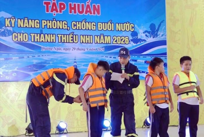 Lực lượng Cảnh sát PCCC và CNCH tổ chức tuyên truyền tại chương trình tập huấn phòng, chống đuối nước gắn với Giải bơi “Đường đua xanh”.
