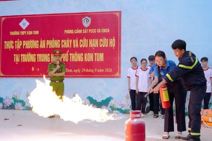 Cảnh sát PCCC và CNCH tổ chức tuyên truyền, thực hành kỹ năng chữa cháy, CNCH và phòng, chống đuối nước tại Trường THPT Kon Tum.