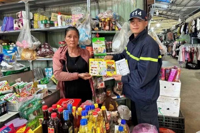Lực lượng Cảnh sát PCCC và CNCH tuyên truyền và phát tờ rơi về PCCC cho các tiểu thương.