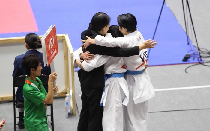 Ba nữ vận động viên Việt Nam ôm nhau bật khóc sau khi biết đã đoạt Huy chương Vàng ASIAD 20. Ảnh: Tam Ninh.