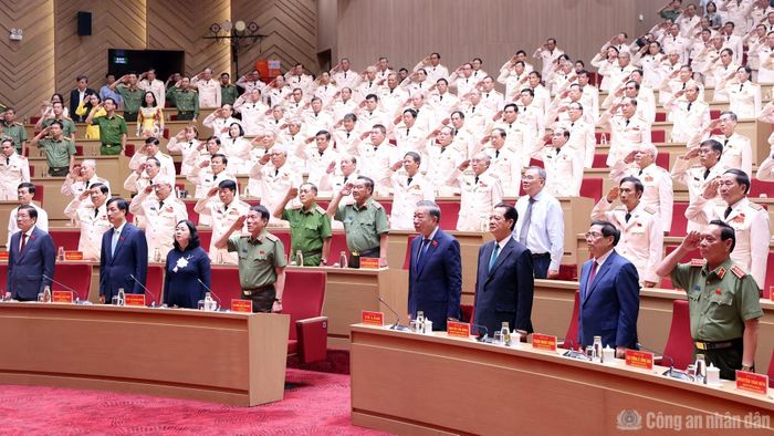 Tổng Bí thư, Chủ tịch nước Tô Lâm và các đại biểu thực hiện nghi thức chào cờ.