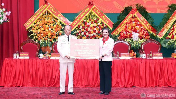 Thông qua Hội Chữ thập đỏ Việt Nam, Thượng tướng Lê Quý Vương trao quà của Hội Cựu CAND Việt Nam ủng hộ nhân dân Cuba.