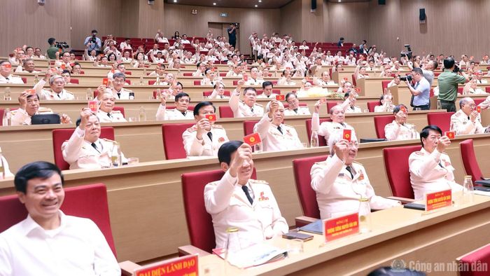 Các đại biểu thông qua Nghị quyết của Đại hội.