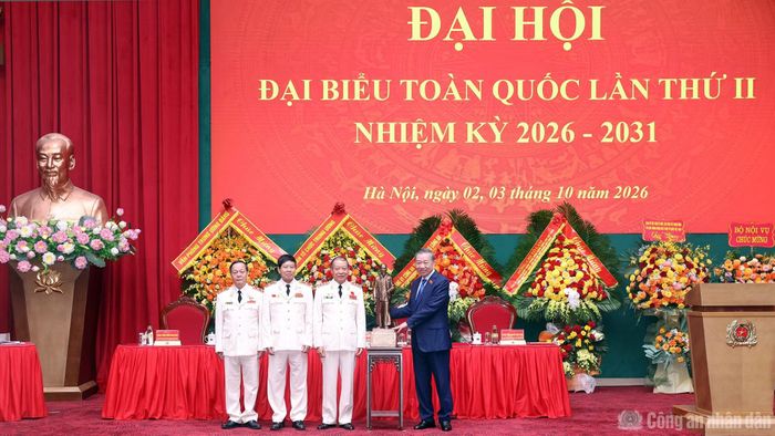 Tổng Bí thư, Chủ tịch nước Tô Lâm trao Bức tượng Bác Hồ tặng Hội Cựu CAND.