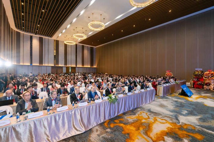 Đại hội có sự tham dự của 2.500 đại biểu, 135 phiên khoa học và 502 bài báo cáo.