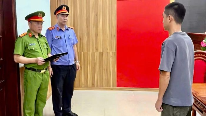 Tống đạt quyết định khởi tố bị can đối với Lê Thuận Tuấn.