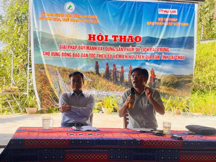 Ông Trần Quang Kháng, Phó Giám đốc Sở Văn hóa, Thể thao và Du lịch Lai Châu và nhà báo Trần Ngọc Hà, Phó Tổng Biên tập Báo Pháp luật Việt Nam chủ trì hội thảo.