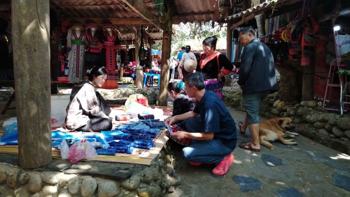 Du khách trải nghiệm đi chợ Sin Suối Hồ.