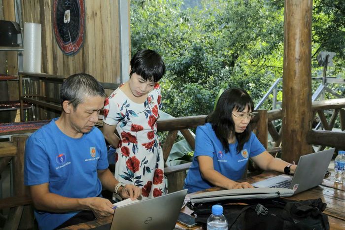 Các đại biểu trao đổi tại hội thảo.