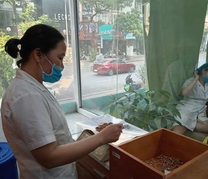 Các đối tượng tự tổ chức sản xuất, kinh doanh thuốc đông y khi không được cơ quan quản lý cấp phép, nguồn gốc nguyên liệu, khu vực sản xuất và đóng gói thuốc đông y không đảm bảo, chất lượng sản phẩm chưa được kiểm chứng.