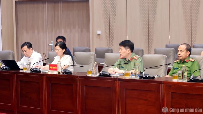 Các đại biểu dự buổi làm việc.