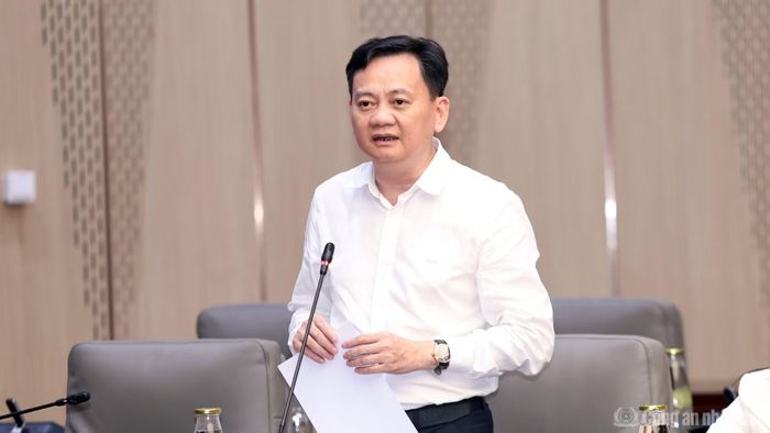 Các đại biểu thảo luận tại cuộc họp.