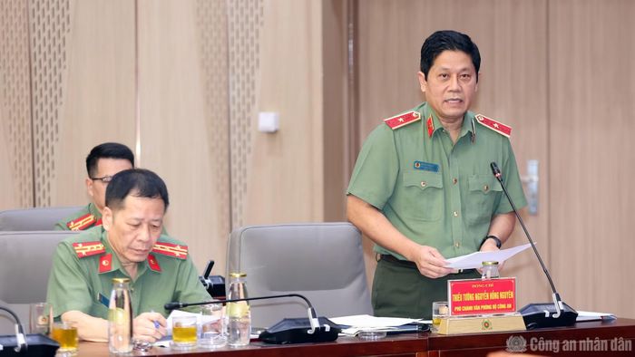 Thiếu tướng Nguyễn Hồng Nguyên, Phó Chánh Văn phòng Bộ Công an trình bày báo cáo tại cuộc họp.