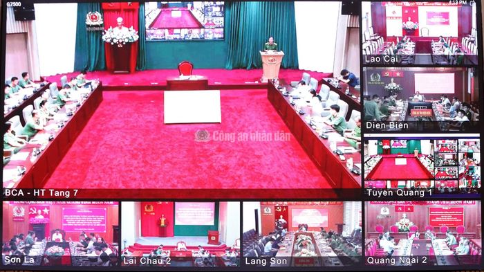 Cuộc họp diễn ra theo hình thức trực tiếp kết hợp trực tuyến.
