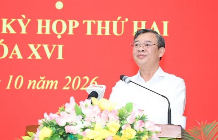 Đồng chí Trương Cảnh Tuyên, Chủ tịch UBND TP Cần Thơ, phát biểu và giải đáp các ý kiến của cử tri.