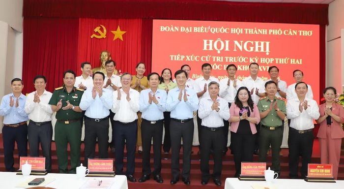 Đồng chí Nguyễn Duy Ngọc, Trưởng Ban Tổ chức Trung ương cùng các đồng chí lãnh đạo, Đoàn đại biểu Quốc hội TP Cần Thơ.