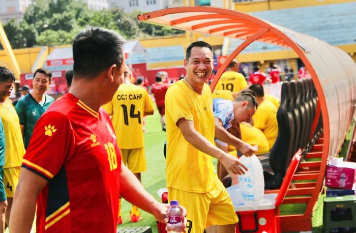 Tham gia Ngày hội bóng đá có 5 đội gồm: cựu cầu thủ CAHN, cựu cầu thủ Thể Công, cựu cầu thủ Công an Hải Phòng, cựu cầu thủ M.A.Y Việt Nam và đội bóng cổ động viên CAHN.