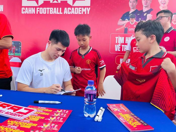 Các cầu thủ CLB CAHN giao lưu với người hâm mộ tại sự kiện.