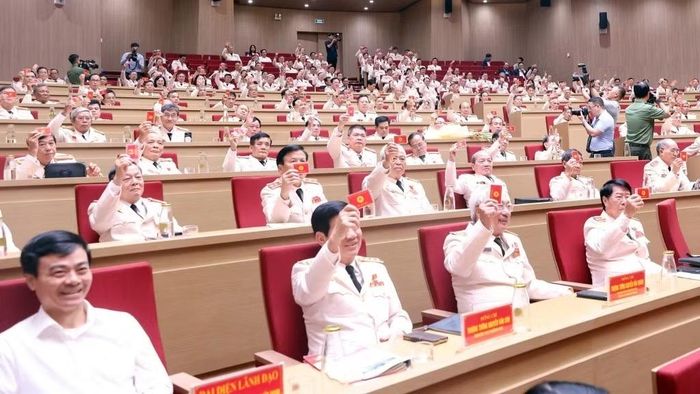 Toàn thể đại hội thống nhất cao thông qua Nghị quyết đại hội.