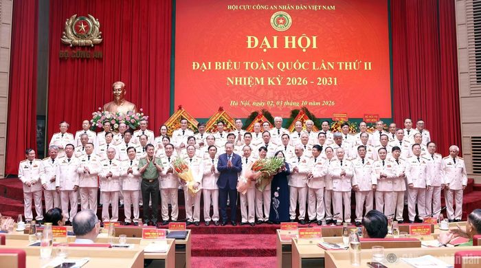 Tổng Bí thư, Chủ tịch nước Tô Lâm và các đại biểu tặng hoa chúc mừng Ban Chấp hành Hội Cựu CAND Việt Nam nhiệm kỳ 2026-2031.